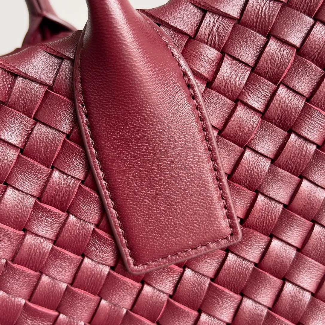 Batch 2860 Classic returns... (large size 51cm) • Cabat, born in 2001, is one of the most iconic styles of the Bottega Veneta workshop. The whole bag is made of top-grade imported lambskin. There is no exposed logo on the whole bag, but with the classic wide woven elements, you can tell who it belongs to at a glance! Can be carried on one shoulder, very practical! Style number: 608811 Size: 51*18*28